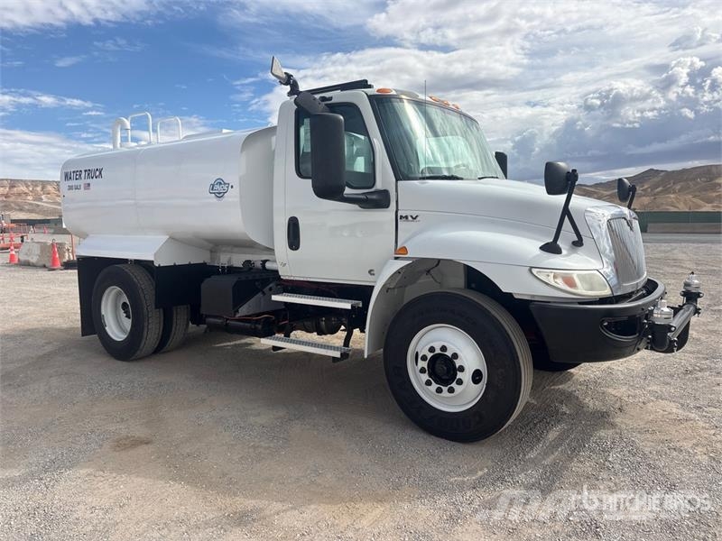 International MV607 2000 gal 4x2 Water Truck صهاريج مياه