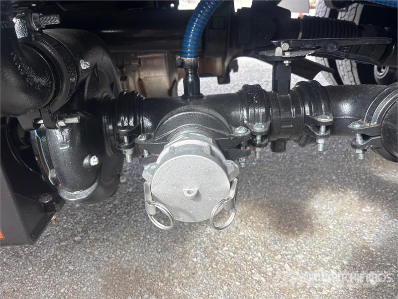International MV607 2000 gal 4x2 Water Truck صهاريج مياه