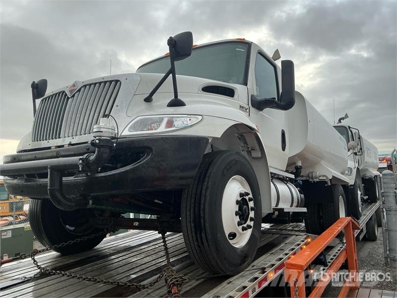 International MV607 2250 gal Water Truck Auto-tanques