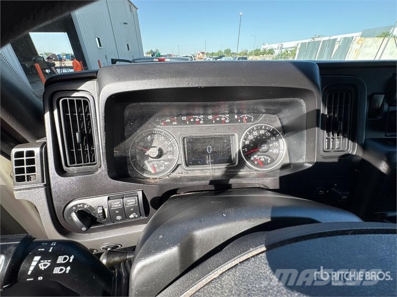 International MV607 4x2 Van Truck Camiones con caja de remolque