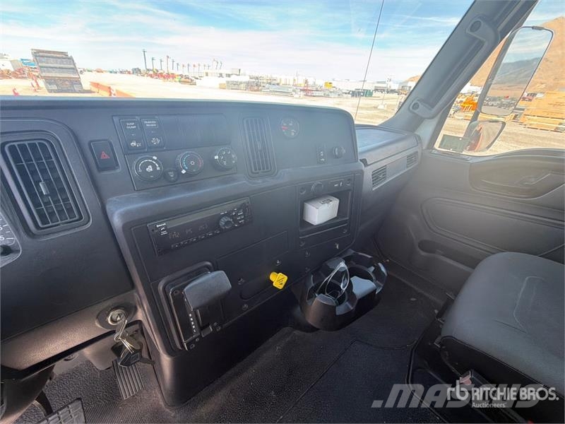 International MV607 4x2 Van Truck Skapbiler