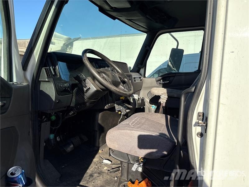International MV607 4x2 Van Truck Tovornjaki zabojniki