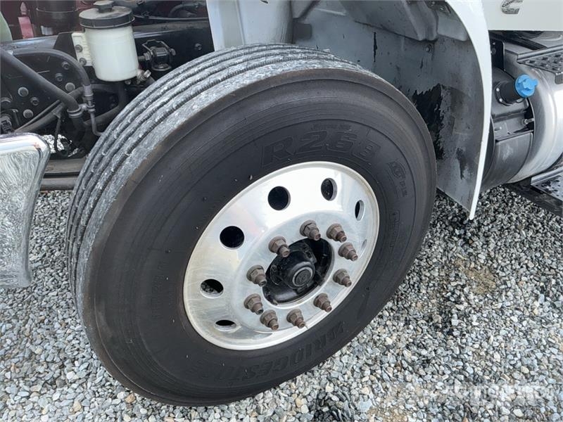 International MV607 4x2 Van Truck Camiones caja cerrada