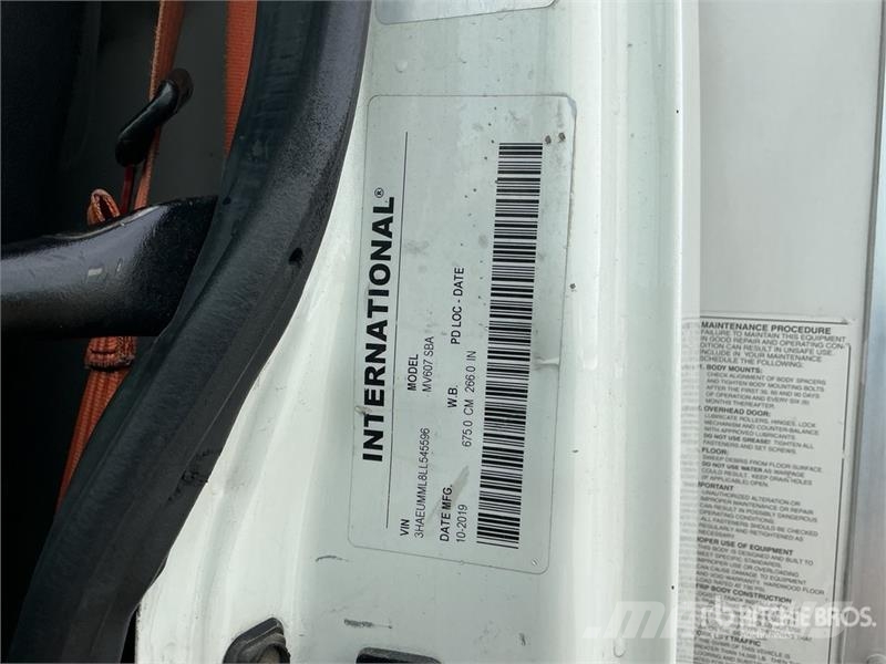 International MV607 4x2 Van Truck Camiones caja cerrada