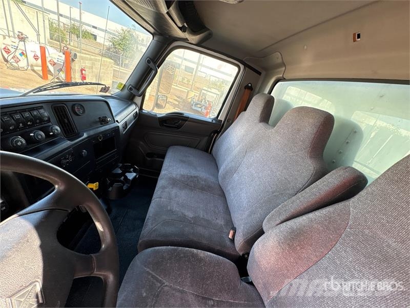 International MV607 4x2 Van Truck Camiones con caja de remolque