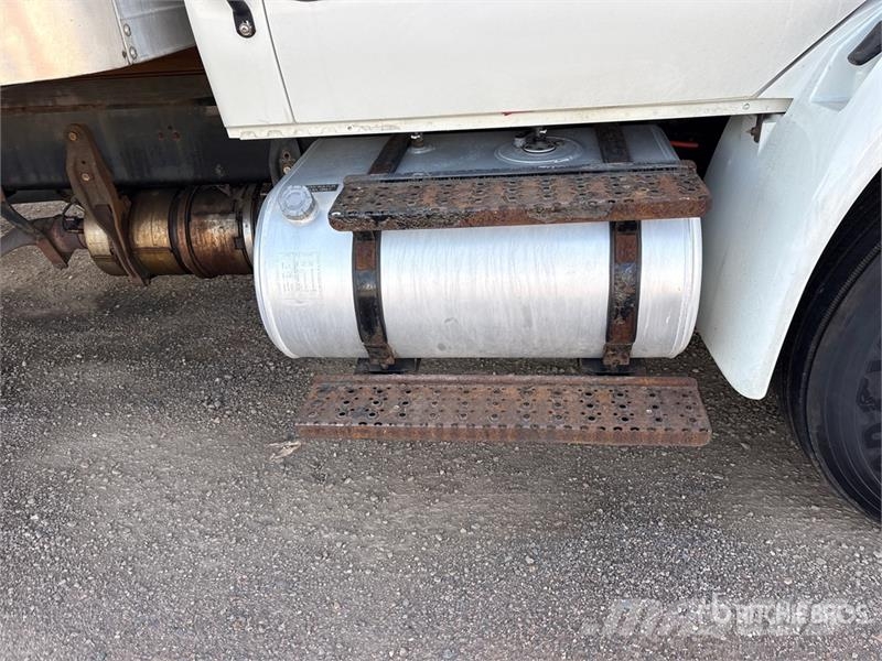 International MV607 4x2 Van Truck Camiones con caja de remolque