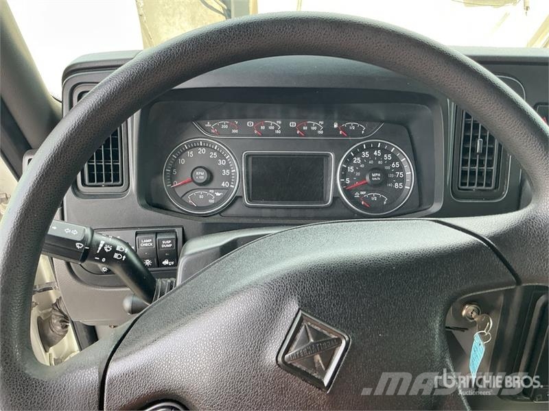 International MV607 4x2 Van Truck Camiones caja cerrada