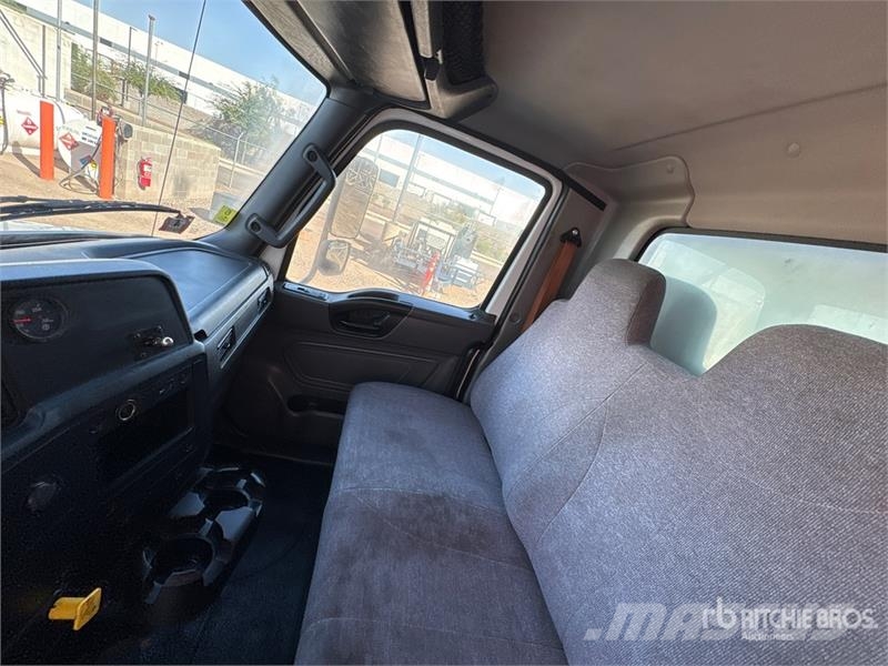 International MV607 4x2 Van Truck Camiones con caja de remolque