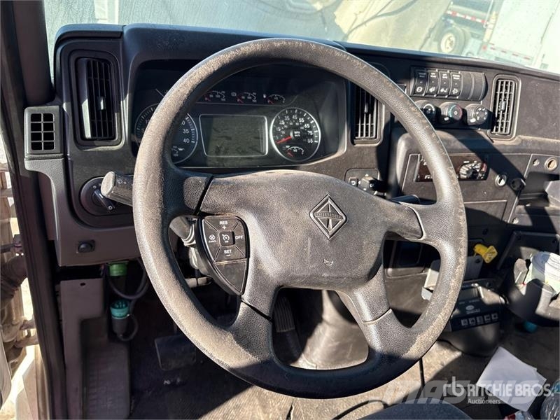 International MV607 4x2 Van Truck Tovornjaki zabojniki