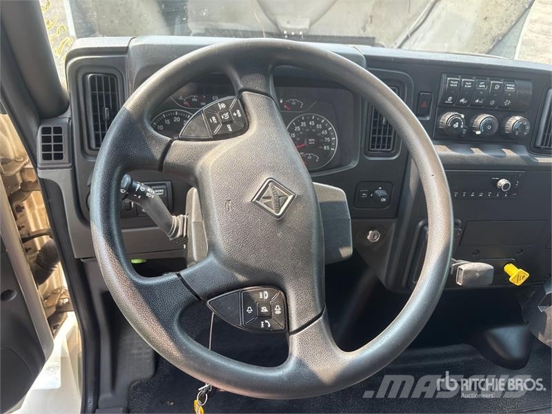 International MV607 4x2 Van Truck Fast kasse