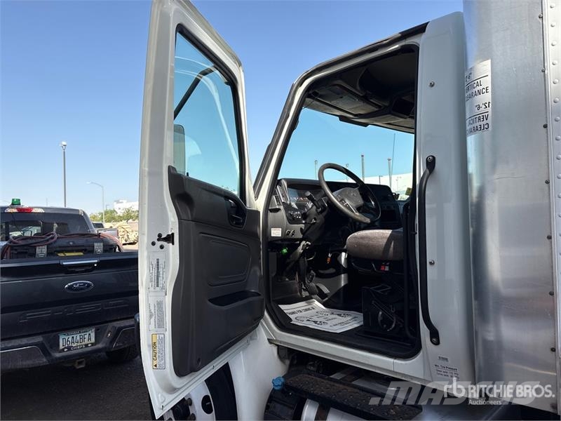 International MV607 4x2 Van Truck Camiones con caja de remolque