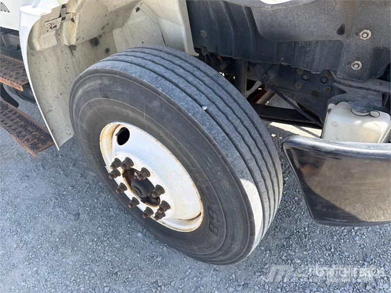 International MV607 4x2 Van Truck Skapbiler
