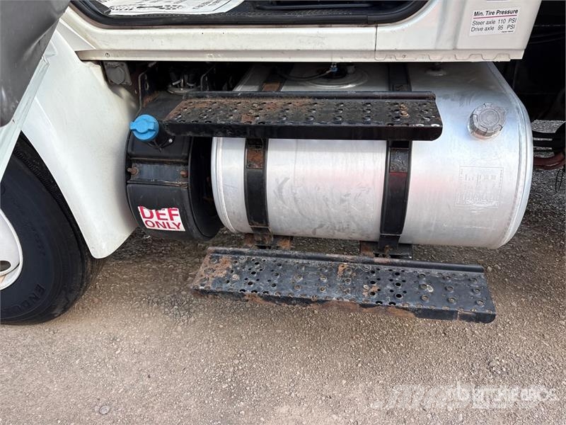 International MV607 4x2 Van Truck Camiones con caja de remolque