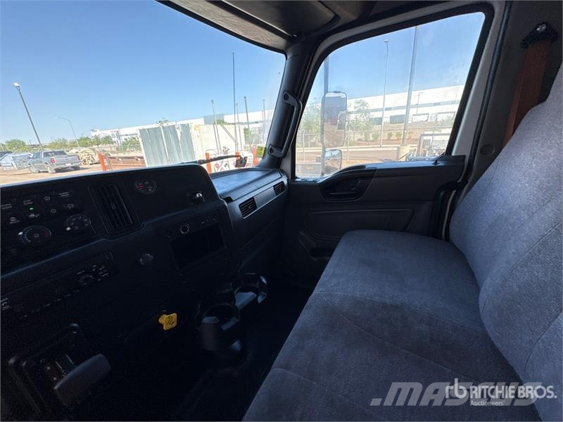 International MV607 4x2 Van Truck Camiones con caja de remolque