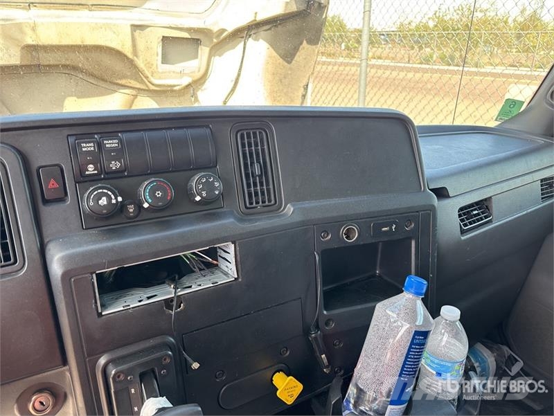International MV607 4x2 Van Truck 탑차 트럭