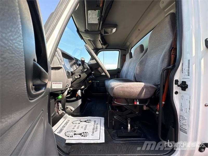 International MV607 4x2 Van Truck Camiones con caja de remolque