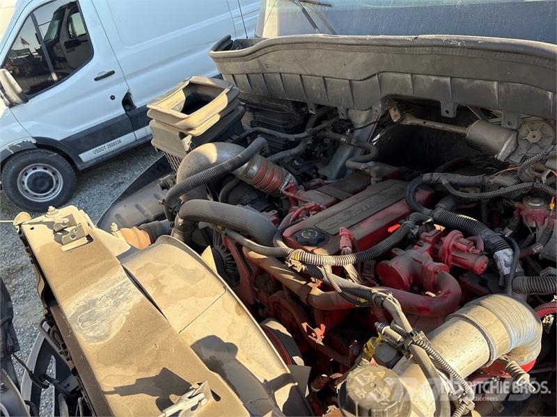 International MV607 4x2 Van Truck Tovornjaki zabojniki