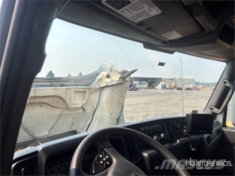 International MV607 4x2 Van Truck Fast kasse