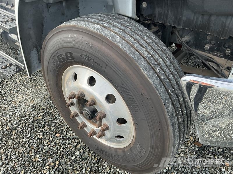 International MV607 4x2 Van Truck Camiones caja cerrada