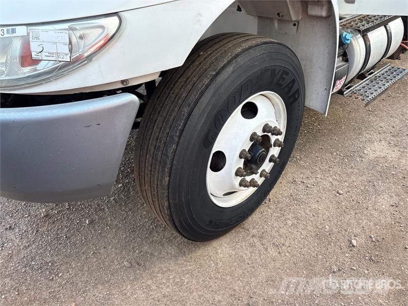 International MV607 4x2 Van Truck Camiones con caja de remolque