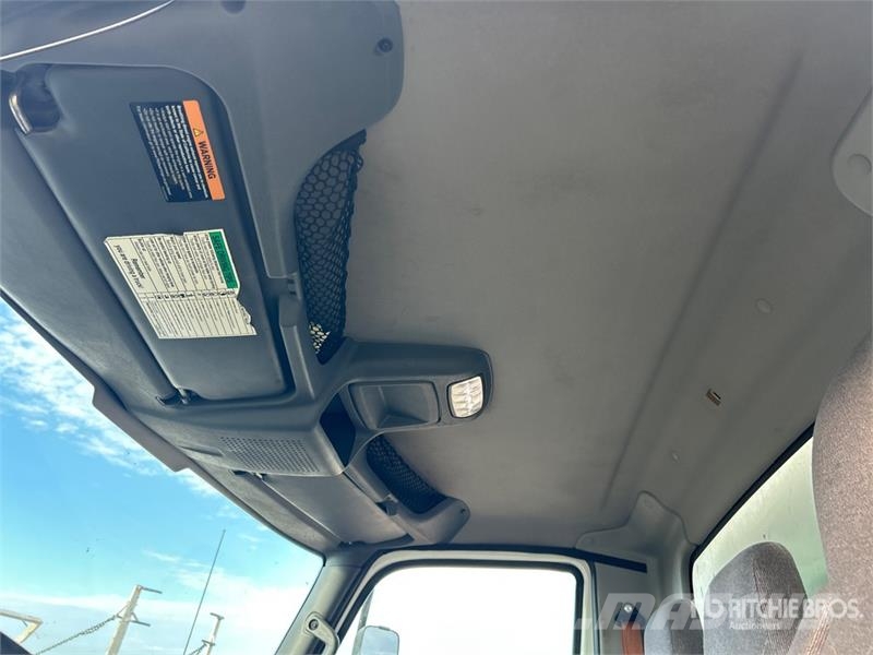 International MV607 4x2 Van Truck Tovornjaki zabojniki