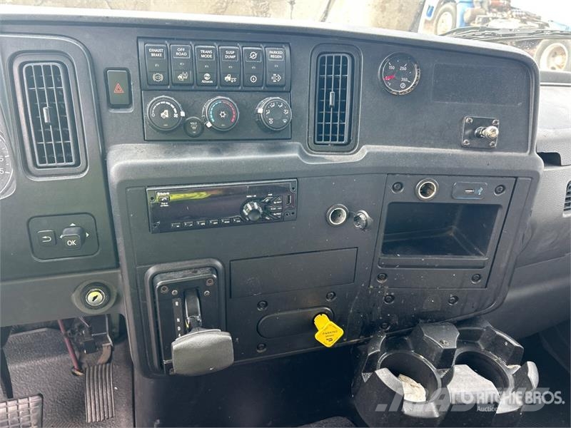 International MV607 4x2 Van Truck Tovornjaki zabojniki