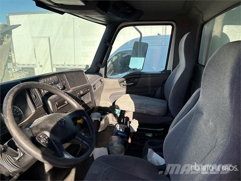 International MV607 4x2 Van Truck Tovornjaki zabojniki