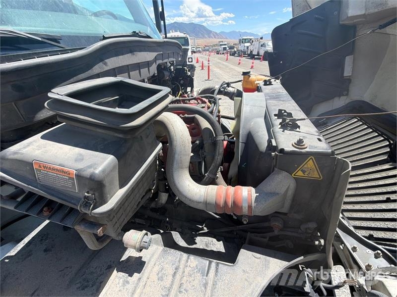 International MV607 4x2 Van Truck Skapbiler