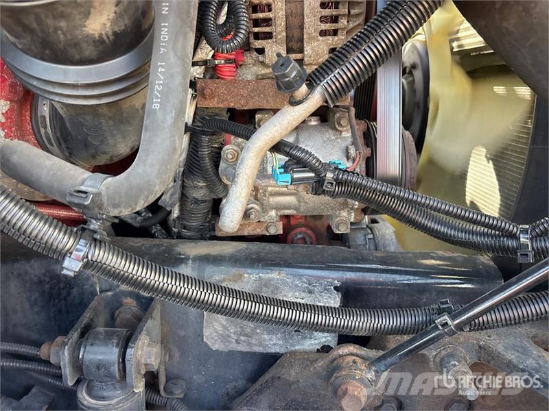 International MV607 4x2 Van Truck Camiones con caja de remolque