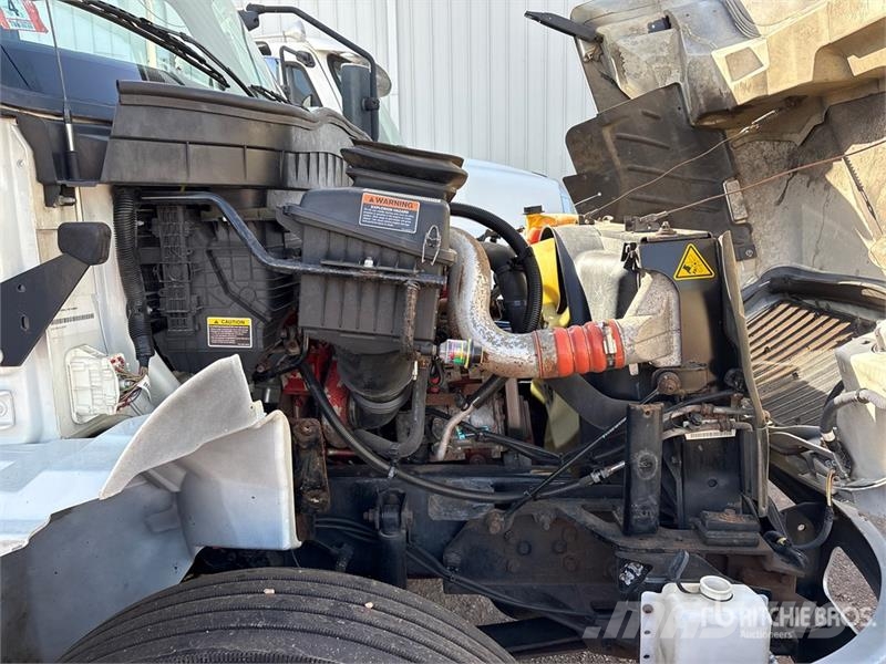 International MV607 4x2 Van Truck Camiones con caja de remolque