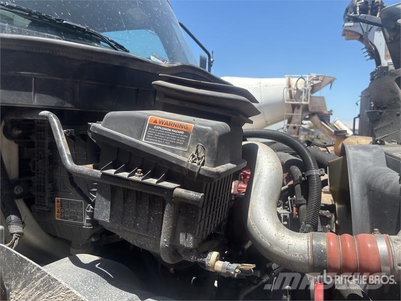 International MV607 4x2 Van Truck Camion cassonati