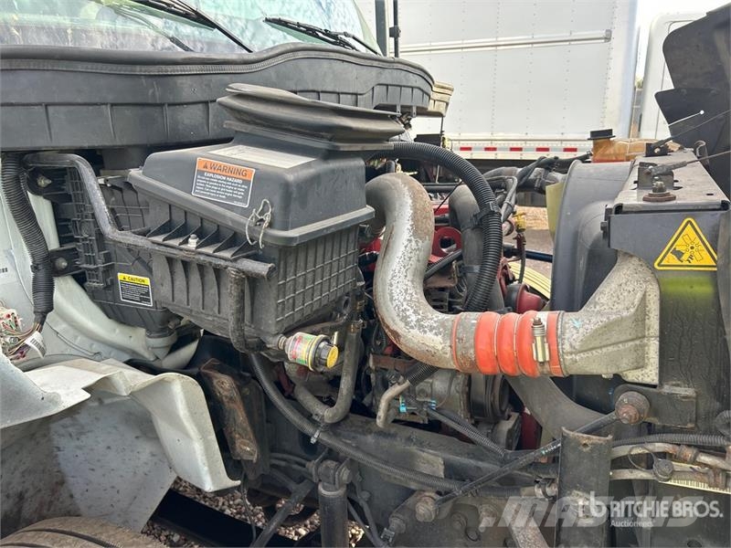 International MV607 4x2 Van Truck Tovornjaki zabojniki