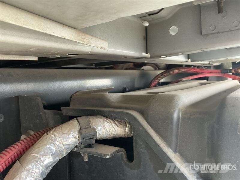 International MV607 4x2 Van Truck Camiones caja cerrada