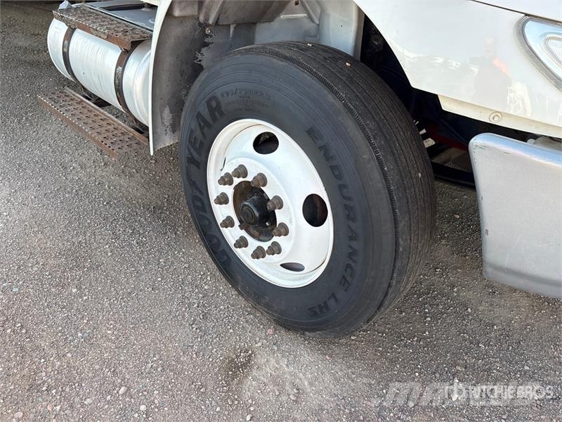 International MV607 4x2 Van Truck Camiones con caja de remolque