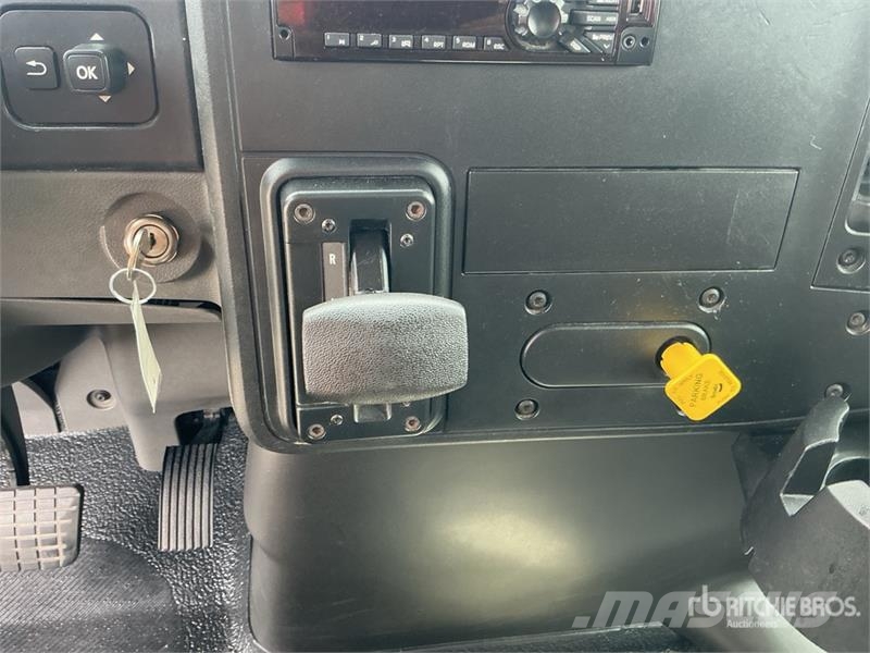 International MV607 4x2 Van Truck Camiones caja cerrada