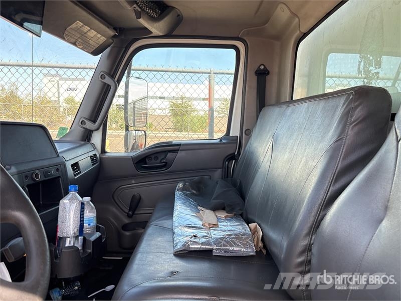 International MV607 4x2 Van Truck 탑차 트럭