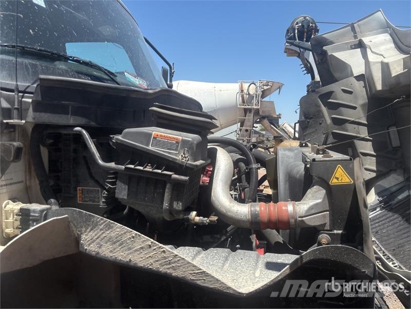 International MV607 4x2 Van Truck Camion cassonati