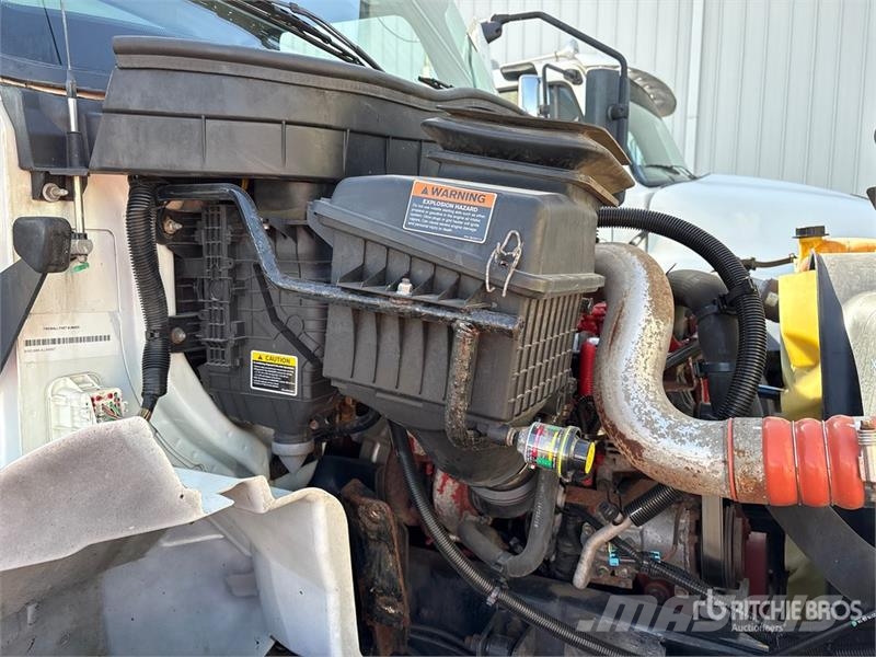 International MV607 4x2 Van Truck Camiones con caja de remolque