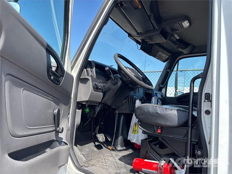 International MV607 4x2 Van Truck 탑차 트럭