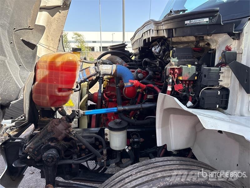International MV607 4x2 Van Truck Camiones con caja de remolque