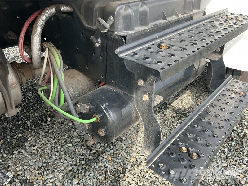 International MV607 4x2 Van Truck Camiones caja cerrada