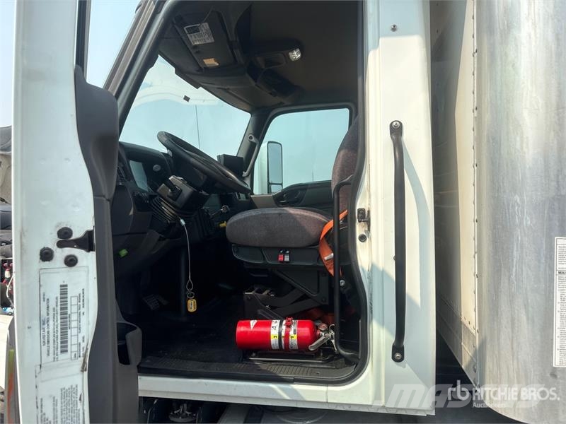 International MV607 4x2 Van Truck Fast kasse