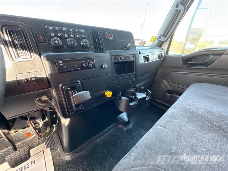 International MV607 4x2 Van Truck Camiones con caja de remolque