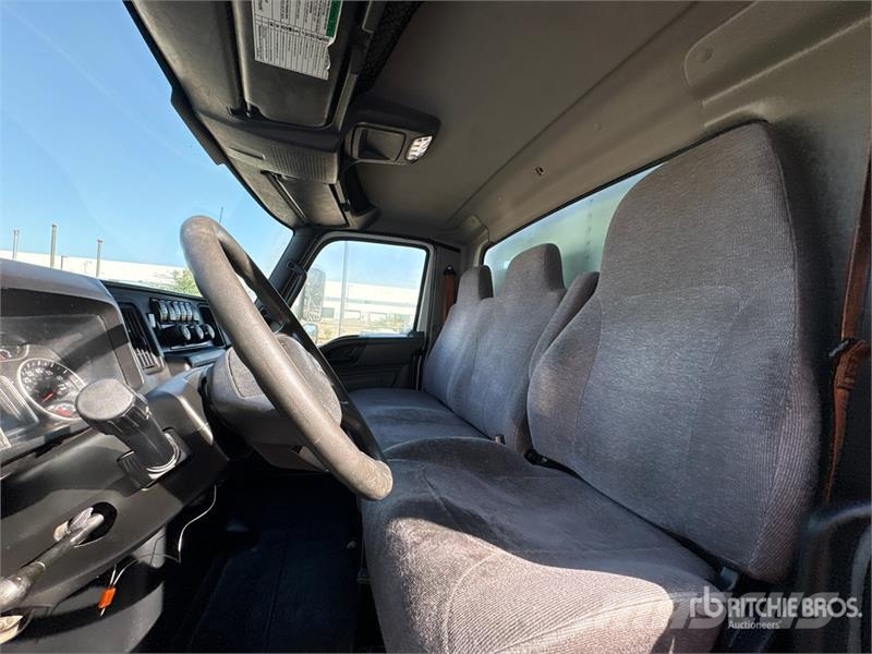 International MV607 4x2 Van Truck Camiones con caja de remolque