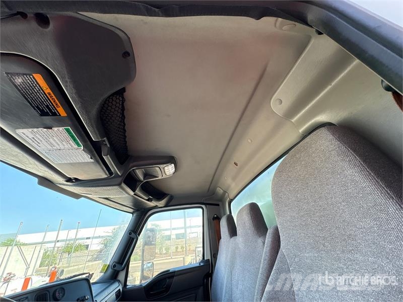 International MV607 4x2 Van Truck Camiones con caja de remolque