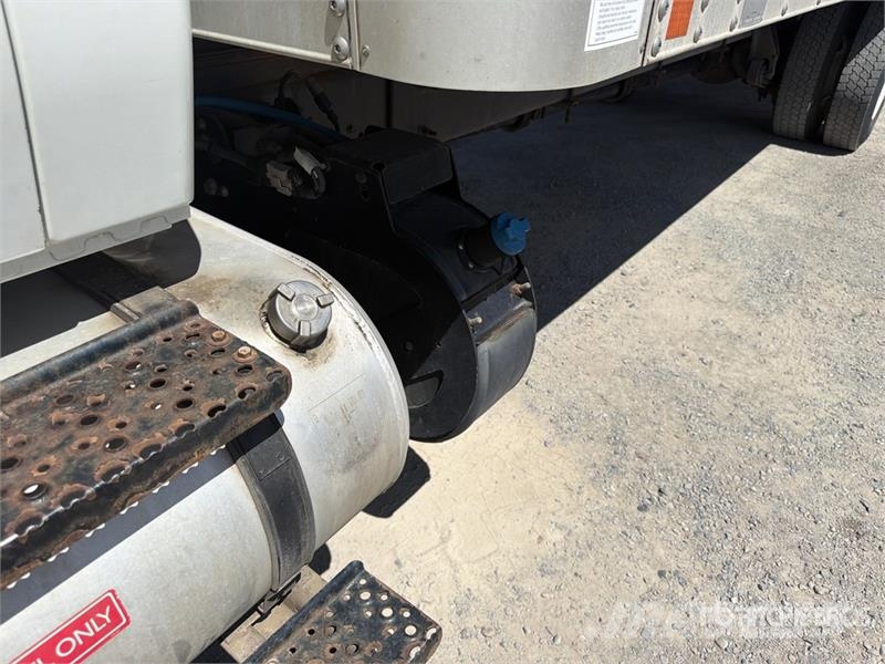 International MV607 4x2 Van Truck Skapbiler