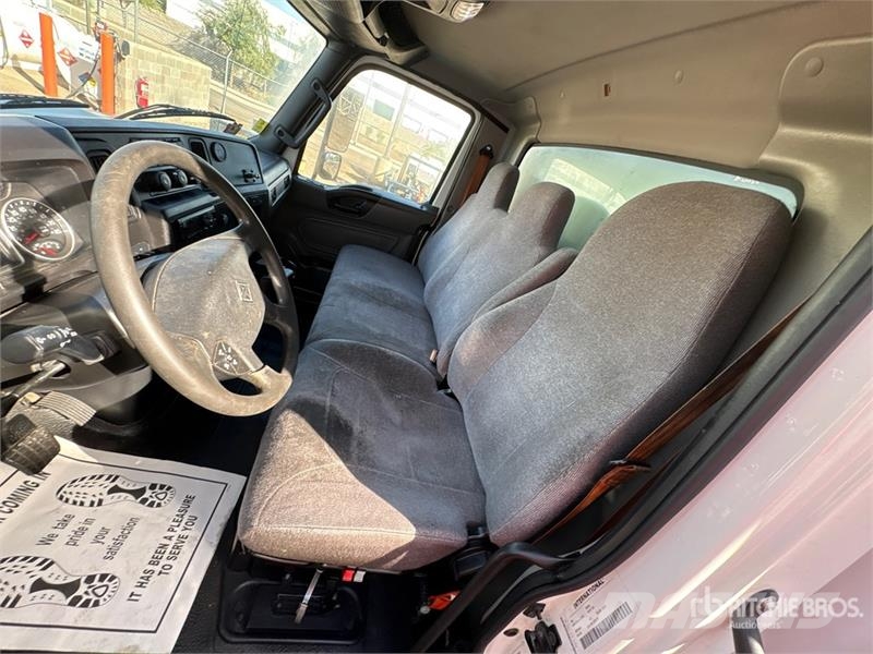 International MV607 4x2 Van Truck Camiones con caja de remolque