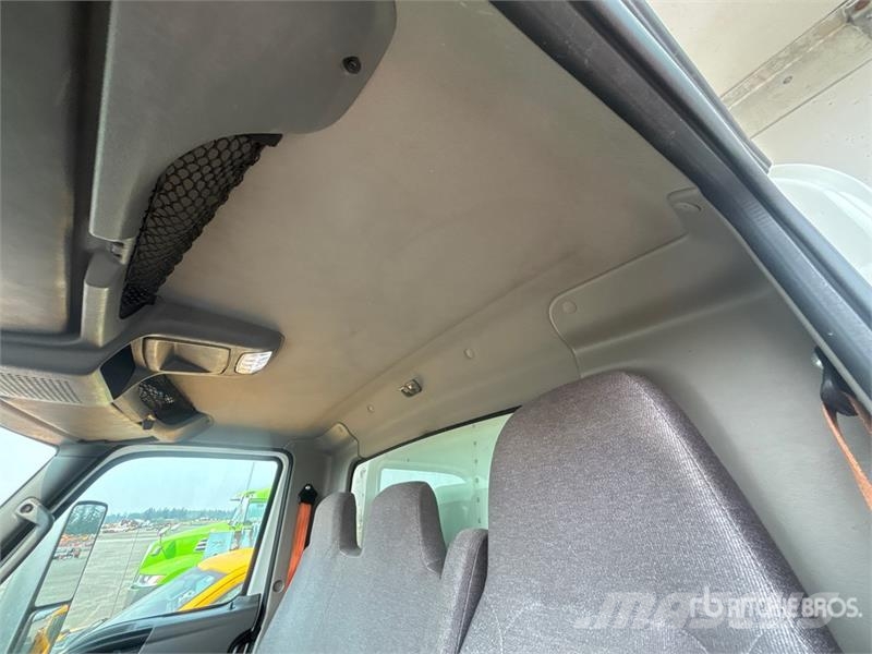 International MV607 4x2 Van Truck Fast kasse