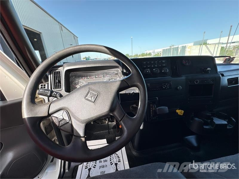 International MV607 4x2 Van Truck Camiones con caja de remolque