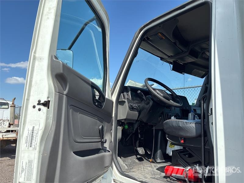 International MV607 4x2 Van Truck 탑차 트럭